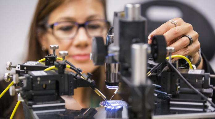 Une équipe de L'Université Technologique de Sydney améliore les interfaces cerveau-machine grâce à un biocapteur à base de carbone