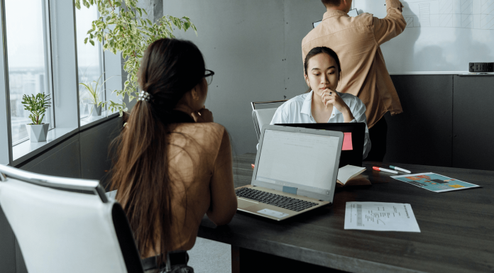 Selon un rapport de Genius Consultants, 68 % des entreprises pensent que l’IA dans les RH augmente la précision globale du travail